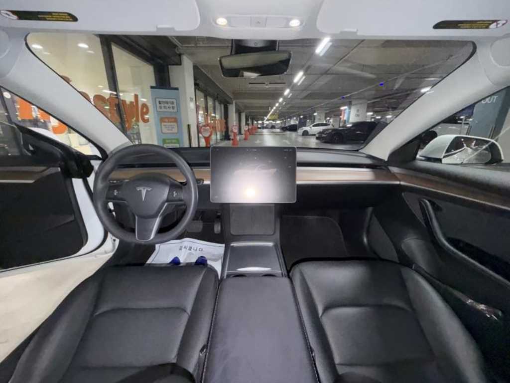 Tesla Model 3 — photo 06