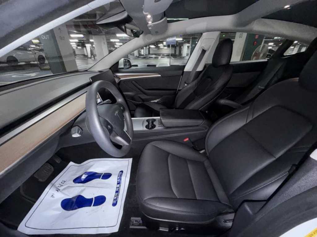 Tesla Model 3 — photo 07