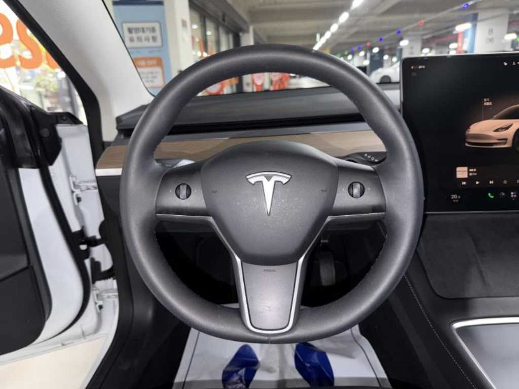 Tesla Model 3 — photo 09