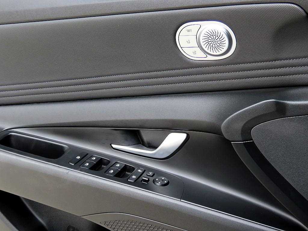 Hyundai Avante — photo 11