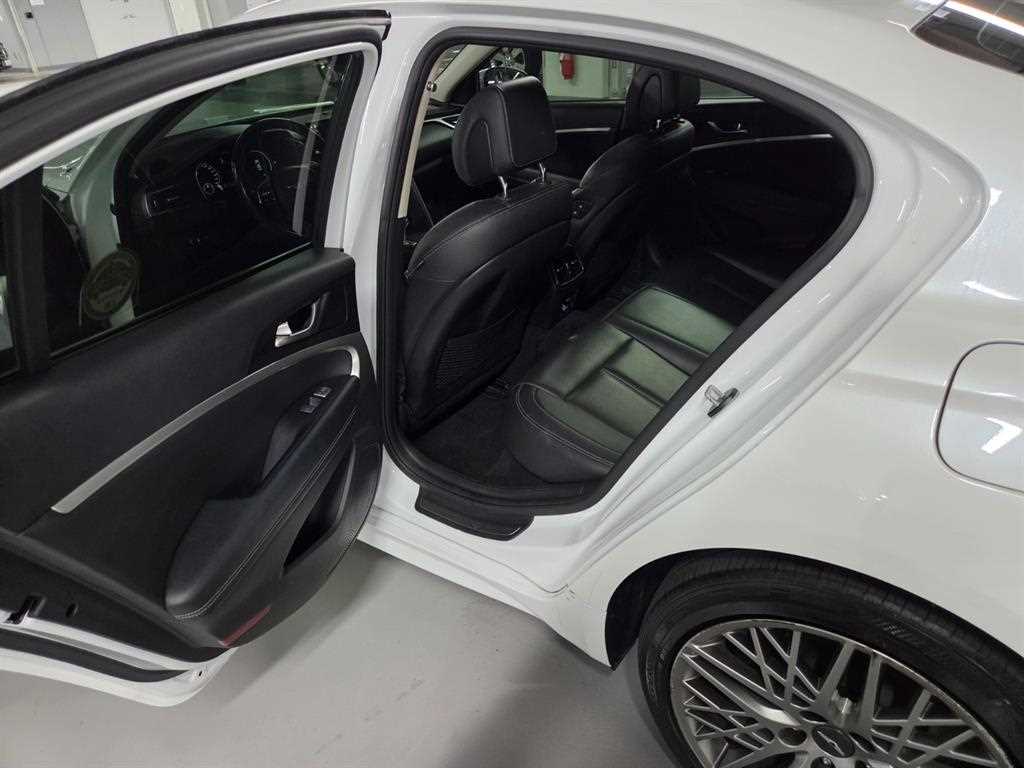 Genesis G70 — photo 09