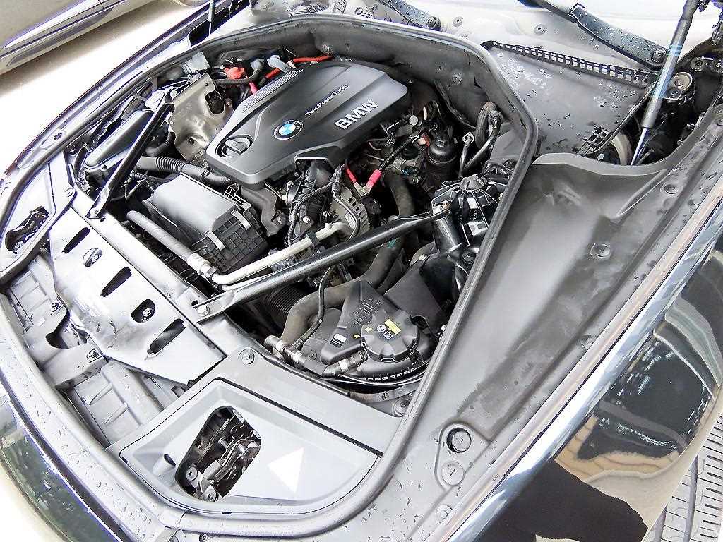 BMW 5-Series — photo 19