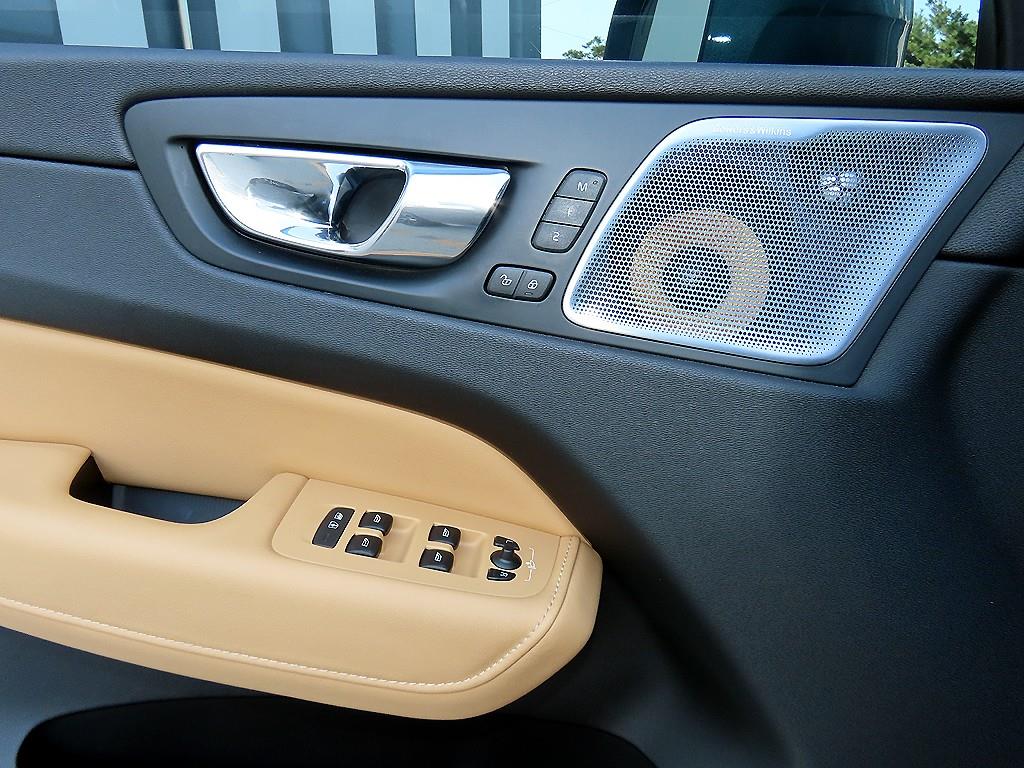 Volvo XC60 — photo 11