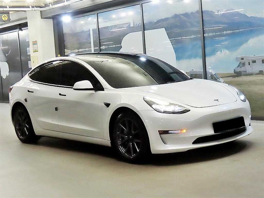 Tesla Model 3 — photo 01