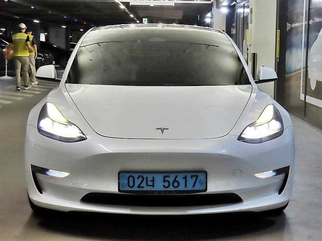 Tesla Model 3 — photo 02