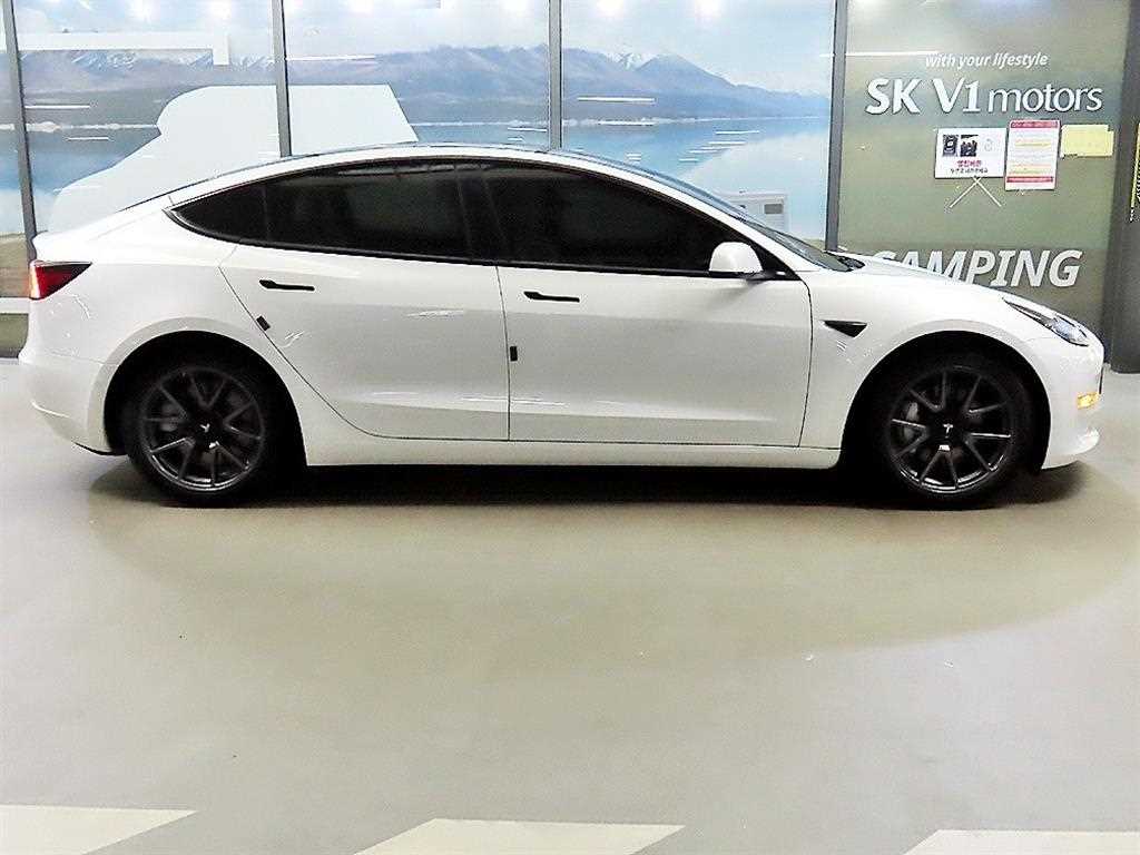 Tesla Model 3 — photo 03