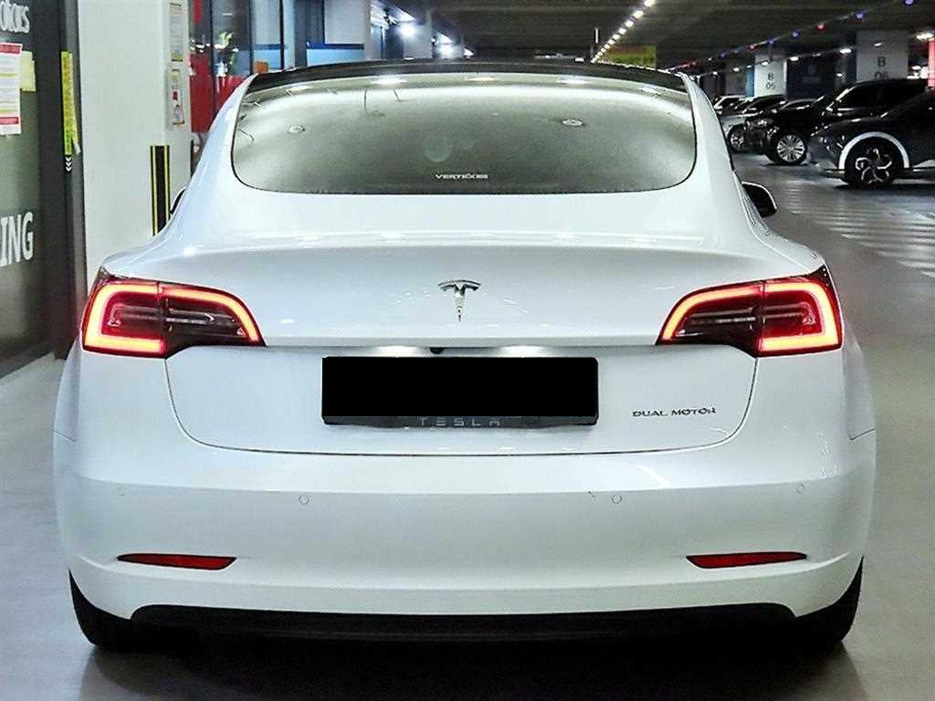 Tesla Model 3 — photo 05