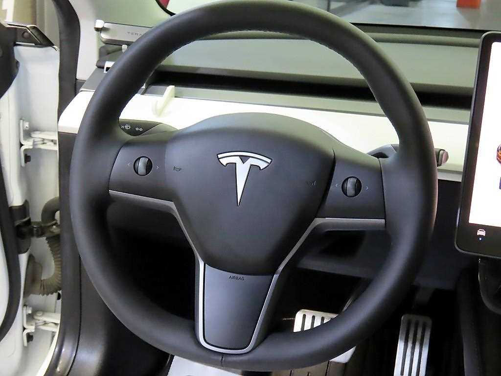 Tesla Model 3 — photo 08