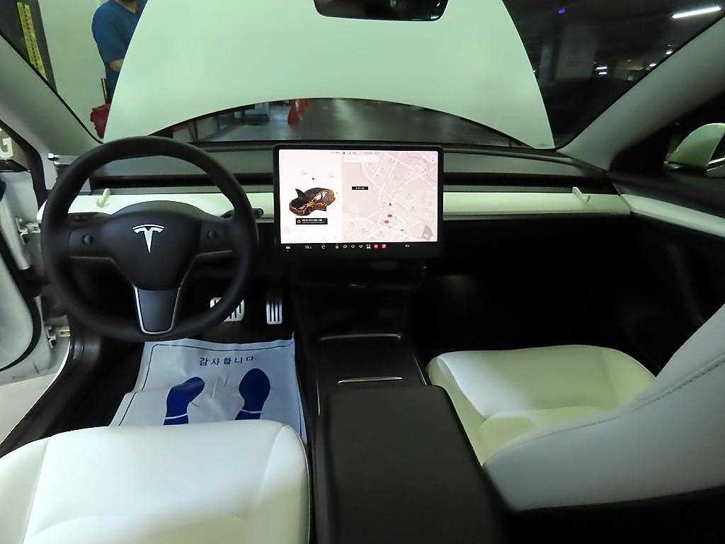 Tesla Model 3 — photo 10
