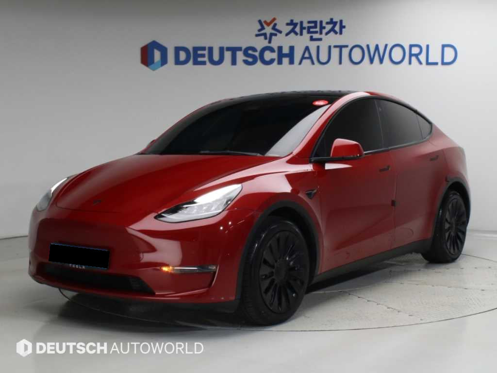 Tesla Model Y — photo 01
