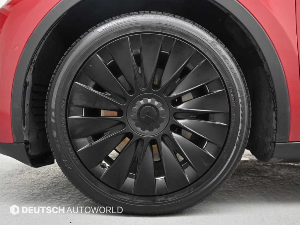 Tesla Model Y — photo 05