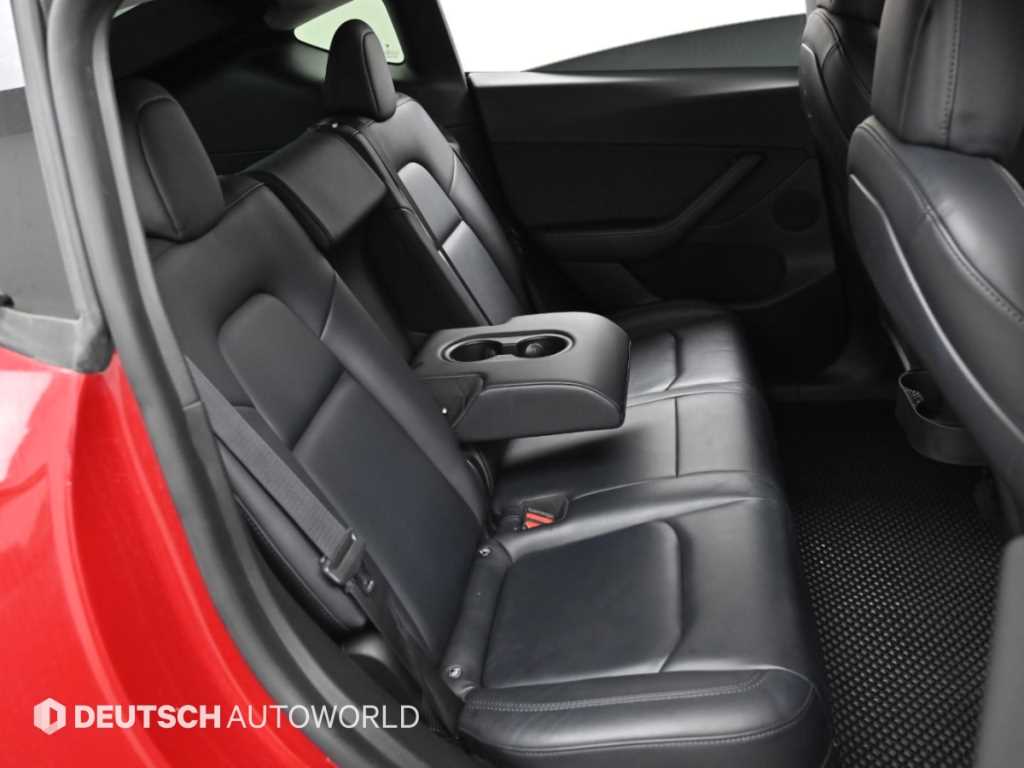 Tesla Model Y — photo 12