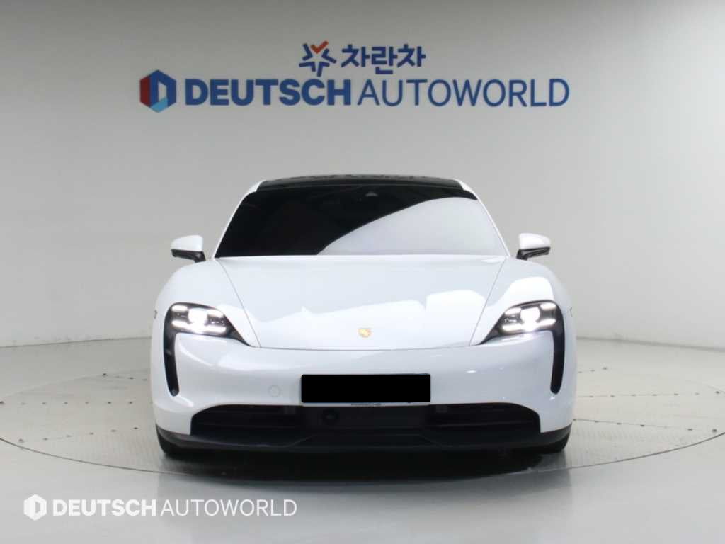 Porsche Taycan — photo 03