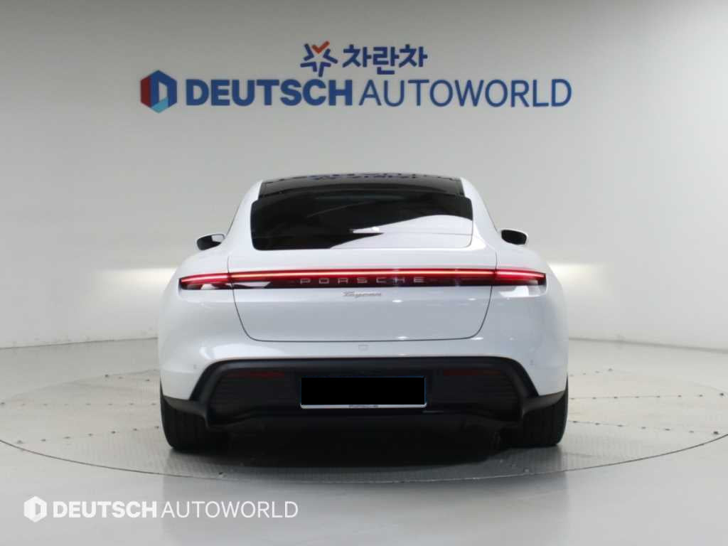 Porsche Taycan — photo 04