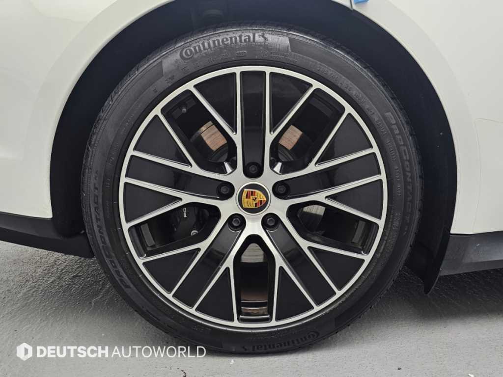 Porsche Taycan — photo 05