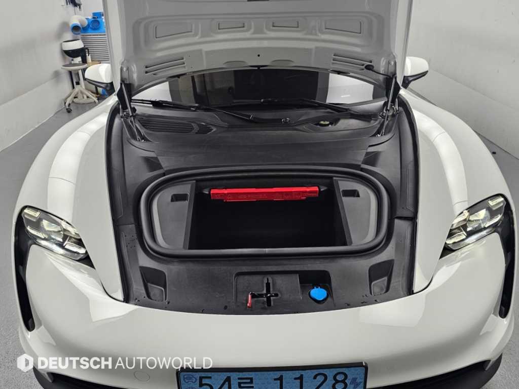 Porsche Taycan — photo 06