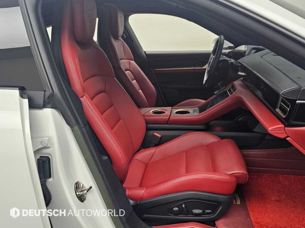 Porsche Taycan — photo 10