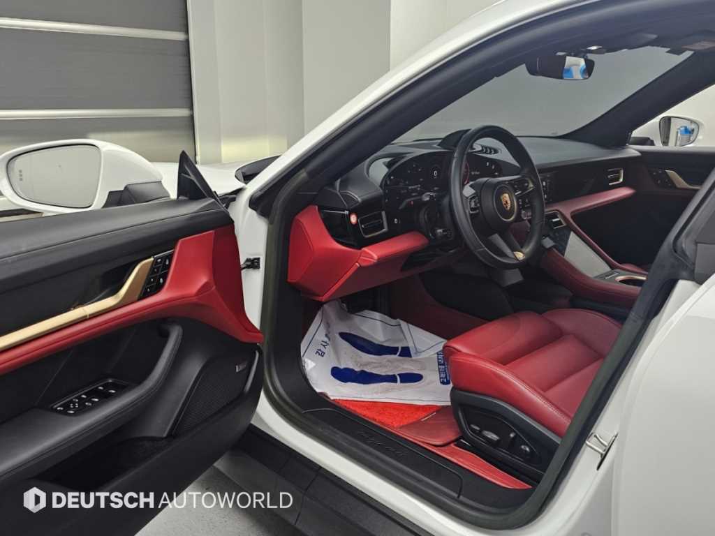 Porsche Taycan — photo 11