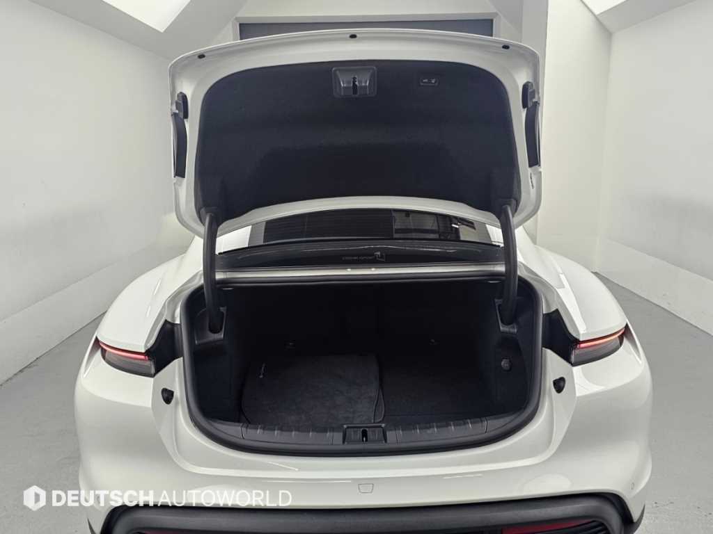 Porsche Taycan — photo 19