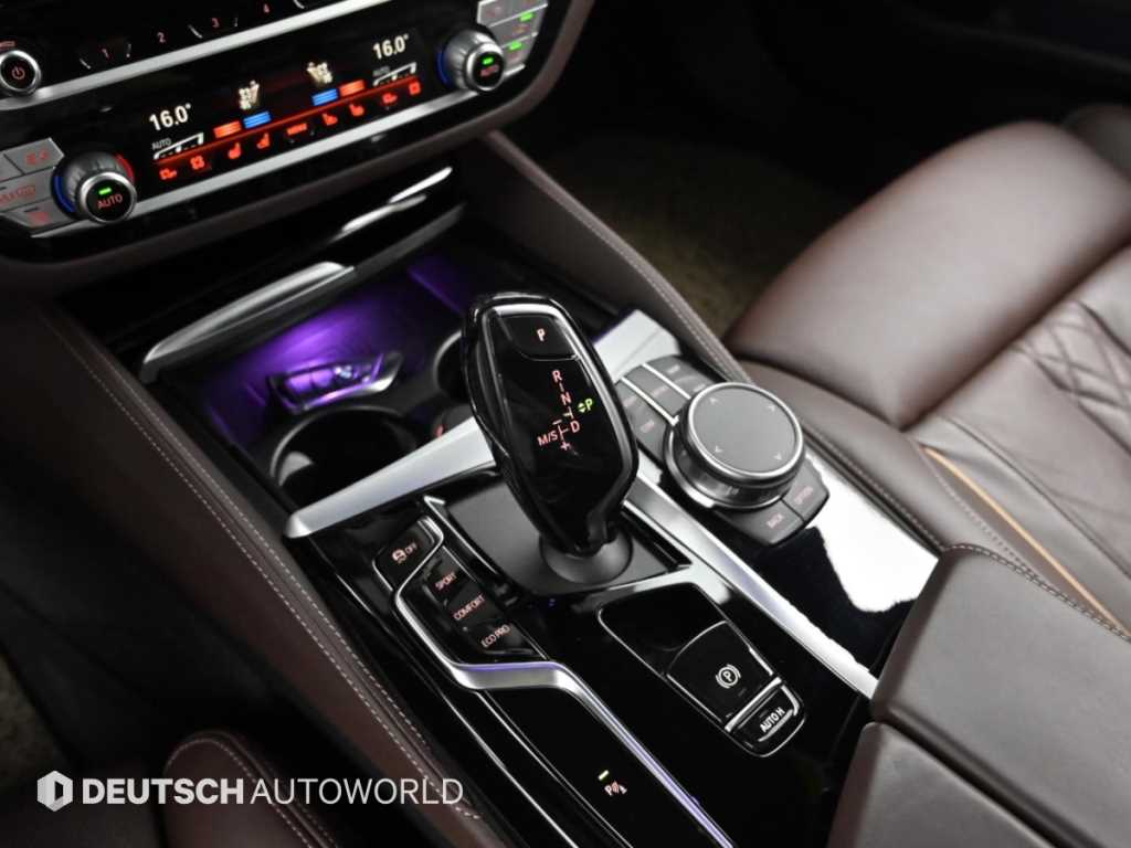 BMW 5-Series — photo 09