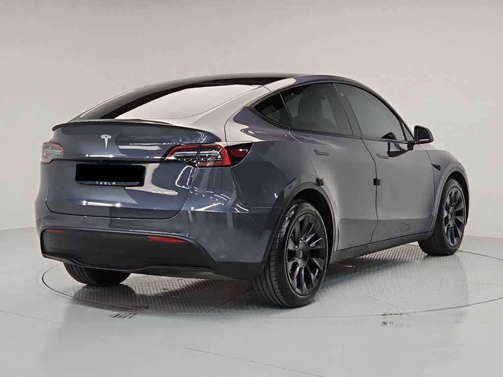 Tesla Model Y — photo 04