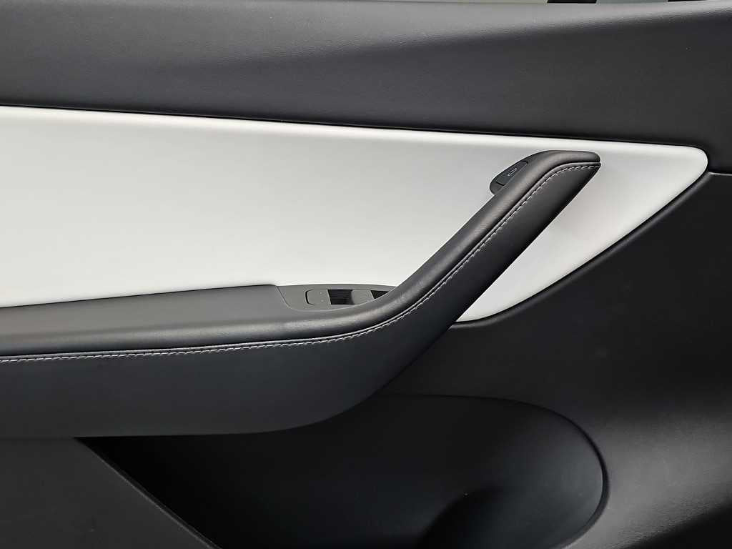 Tesla Model Y — photo 16