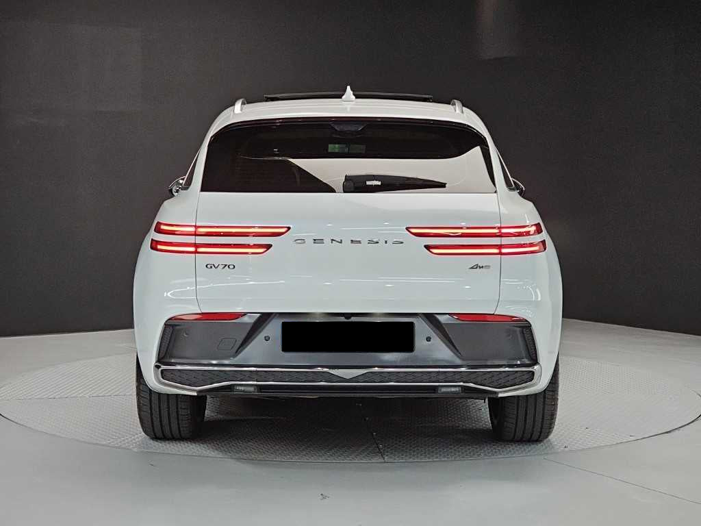 Genesis GV70 — photo 03