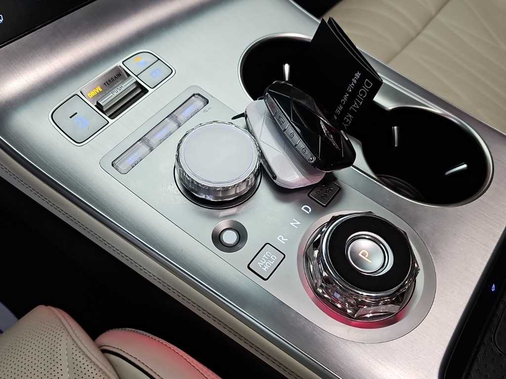 Genesis GV70 — photo 08