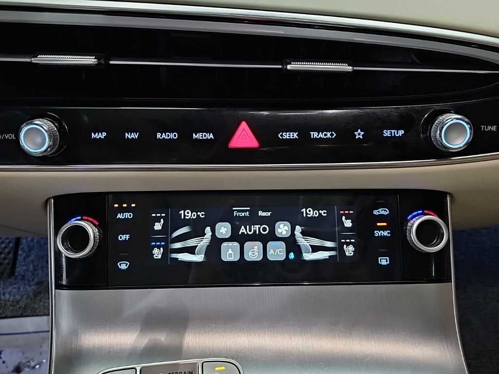 Genesis GV70 — photo 10
