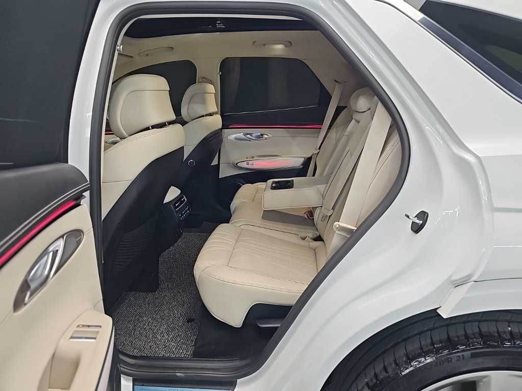 Genesis GV70 — photo 12