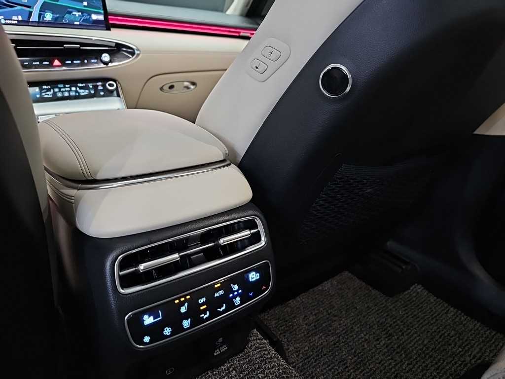 Genesis GV70 — photo 14