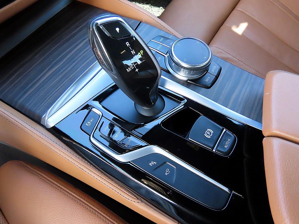 BMW 5-Series — photo 11
