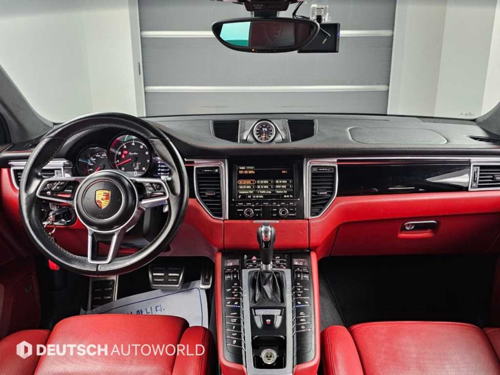 Porsche Macan — photo 07