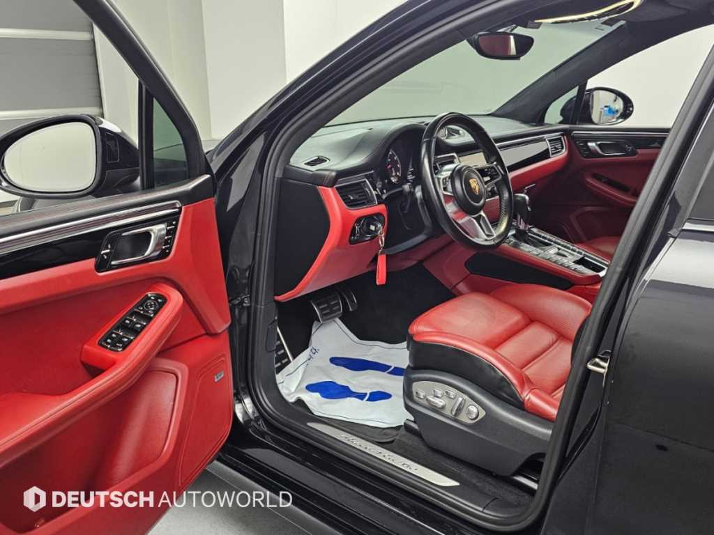 Porsche Macan — photo 11