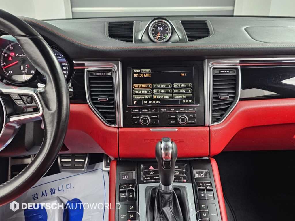 Porsche Macan — photo 14