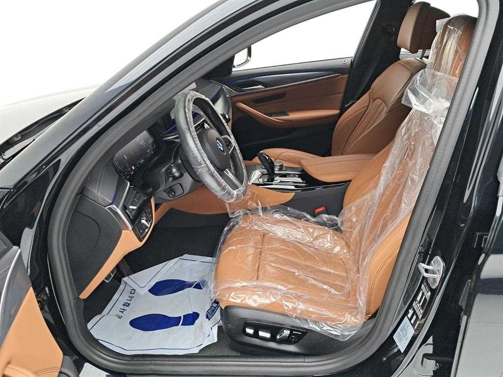 BMW 5-Series — photo 11