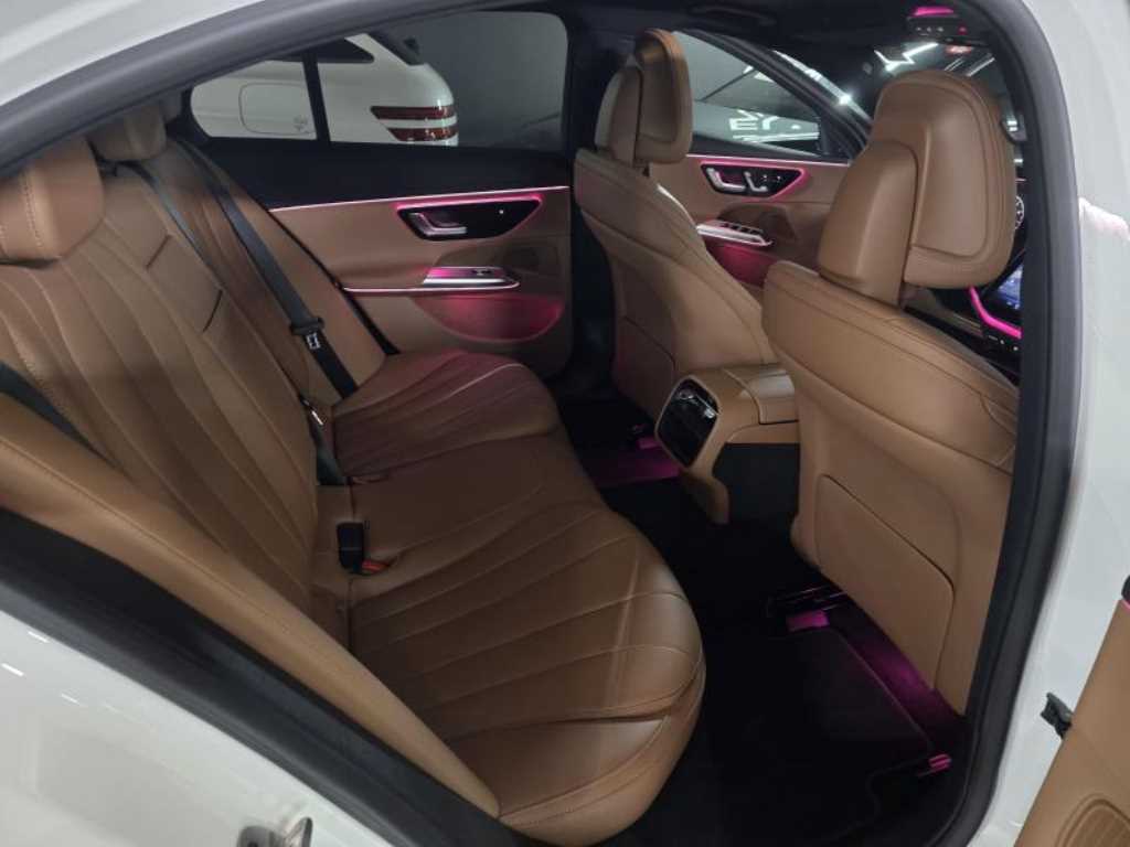 Mercedes-Benz E-Class — photo 10