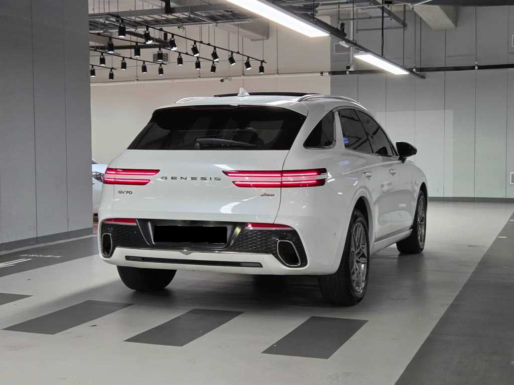 Genesis GV70 — photo 04