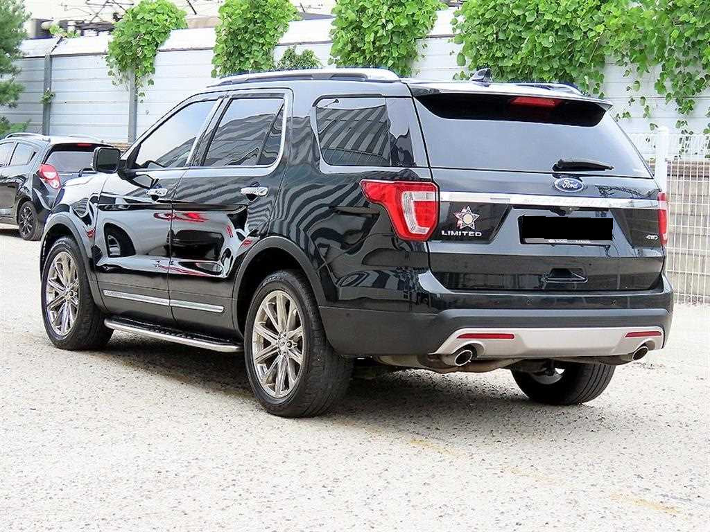 Ford Explorer — photo 03