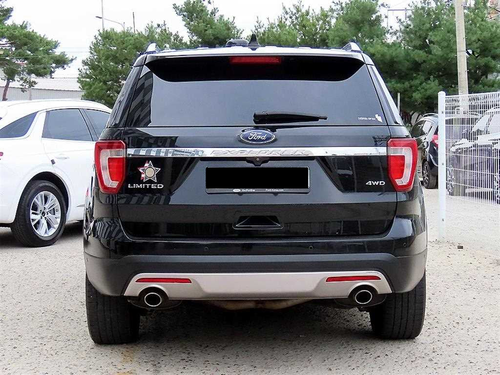 Ford Explorer — photo 04