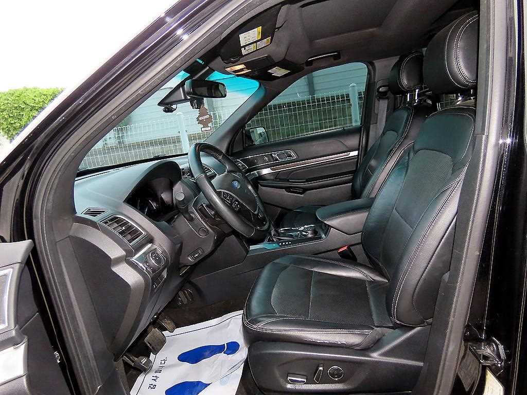 Ford Explorer — photo 05