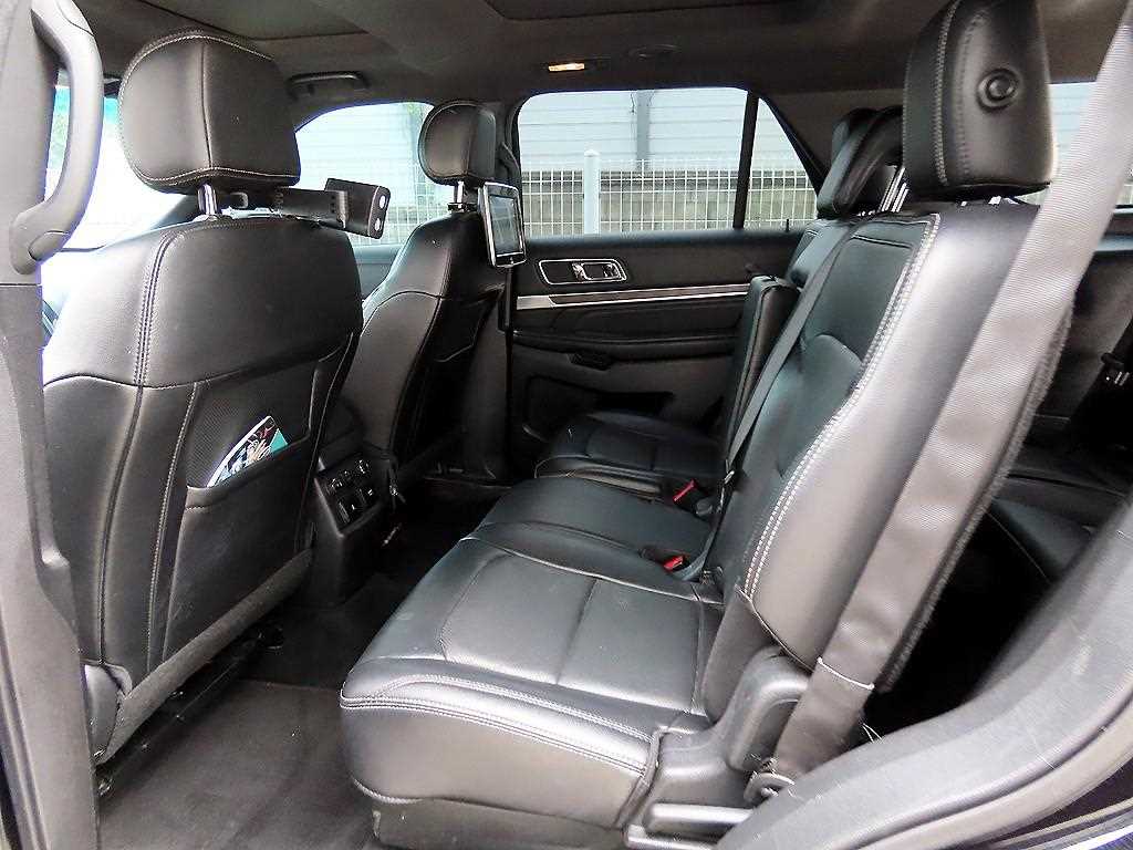 Ford Explorer — photo 06