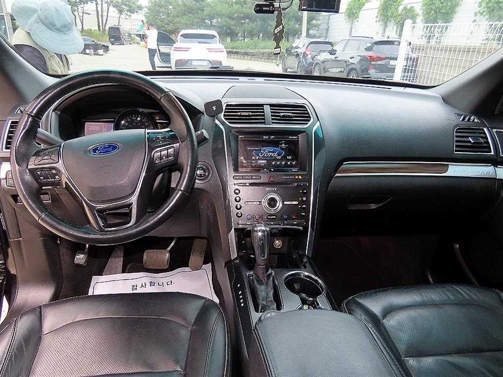 Ford Explorer — photo 07