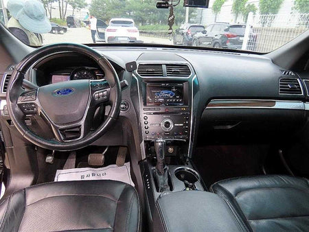 Ford Explorer — photo 07