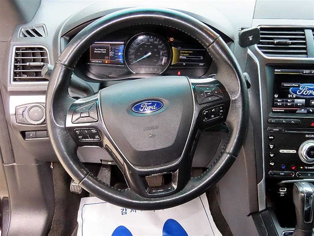 Ford Explorer — photo 08