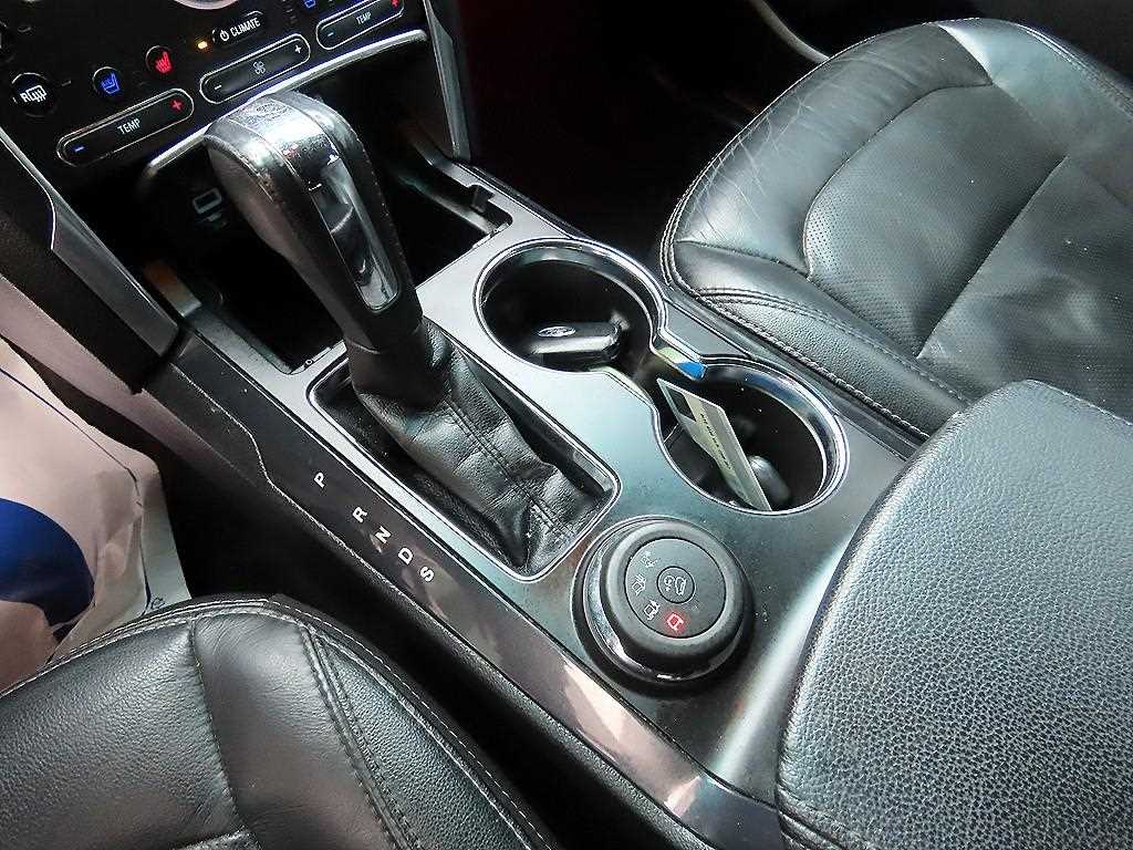 Ford Explorer — photo 10