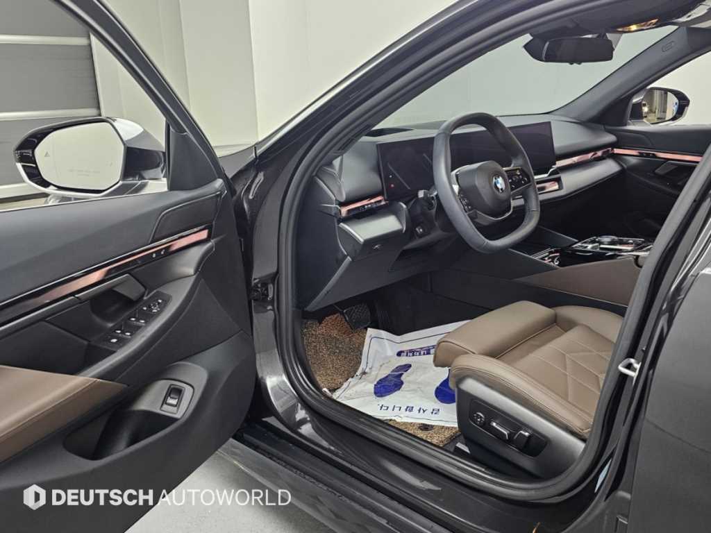 BMW 5-Series — photo 11