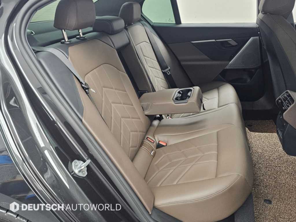 BMW 5-Series — photo 12