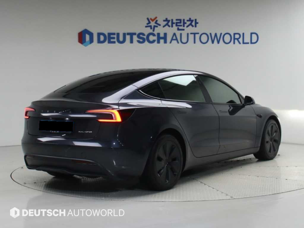 Tesla Model 3 — photo 02