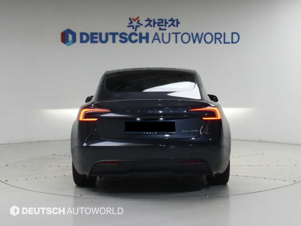 Tesla Model 3 — photo 04